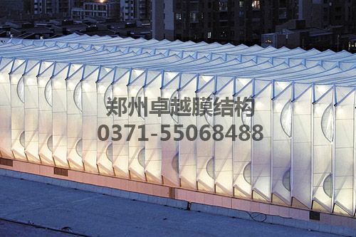 夜間車站透出柔和的燈光讓人感到非常的溫馨、輕松